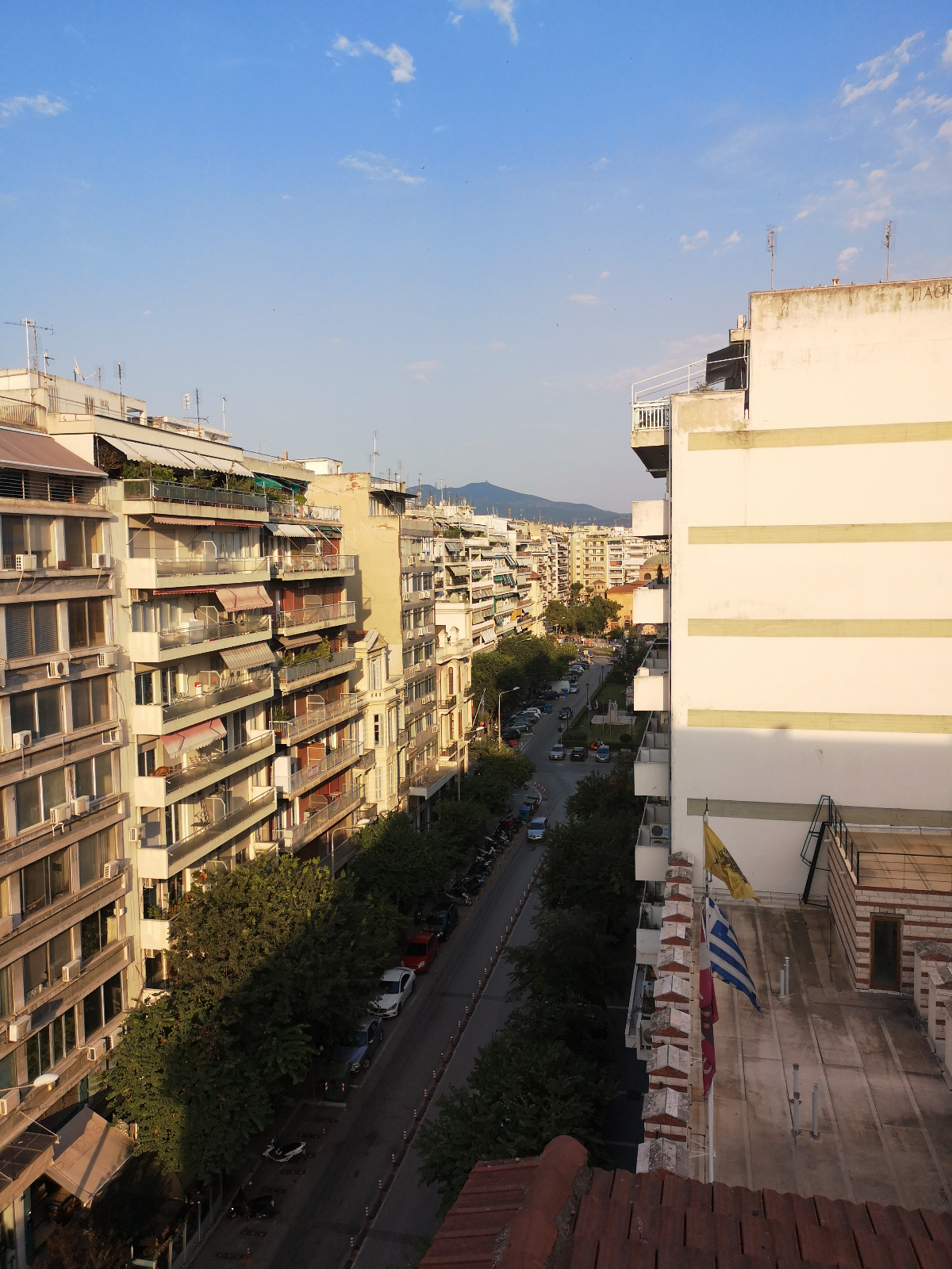 Blick von der Dachterasse unseres Hotels